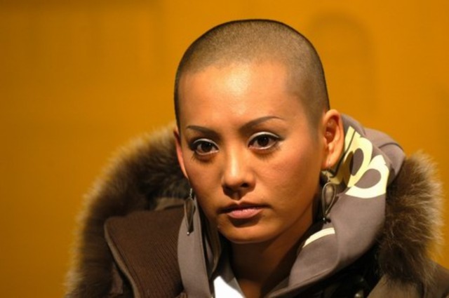 当年蹲在张国立脚边说话，宁静表情谄媚，一旁的章子怡满脸不屑