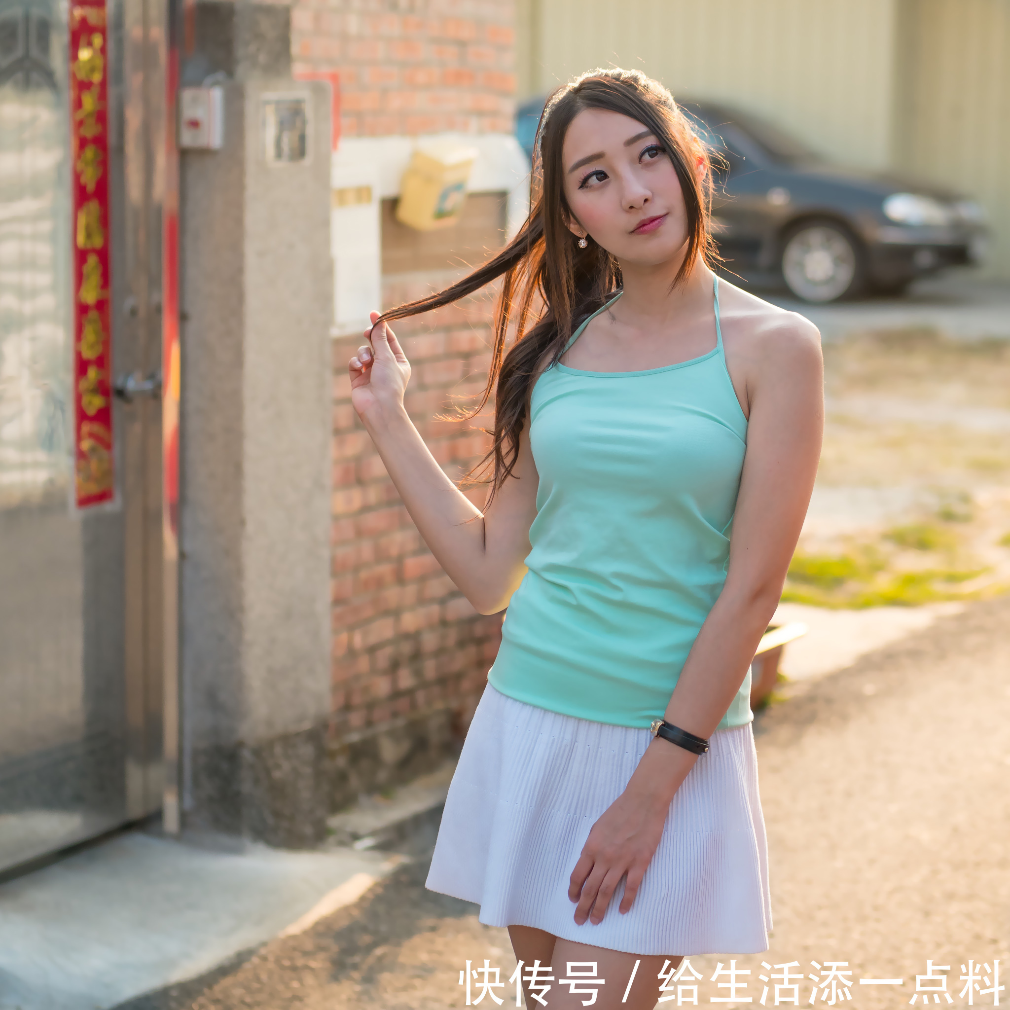 清爽靓丽的吊带背心如何搭配才能让女孩子更加清新靓丽呢？