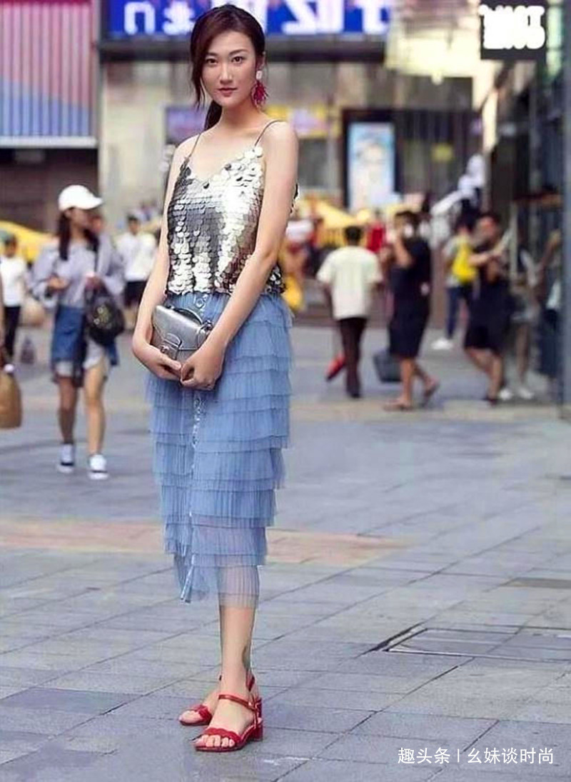 街拍|路人街拍,银色吊带衫搭配蓝色长裙,小姐姐时尚又个性