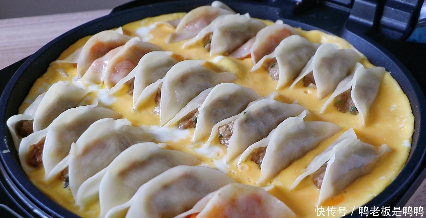 锅贴|全家最爱的莲藕鲜肉锅贴,晚上包好冻起来,早上10分钟搞定早餐