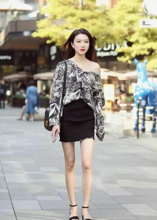 美女脚上穿着一双气质的高跟凉鞋，走路的姿态显得更加的迷人