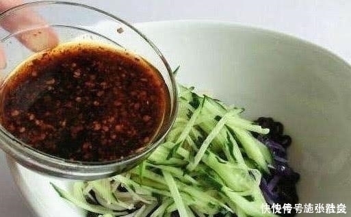 凉拌汁|大厨教你一个万能“凉拌汁”，牢记关键的“这一步”，拌啥都好吃