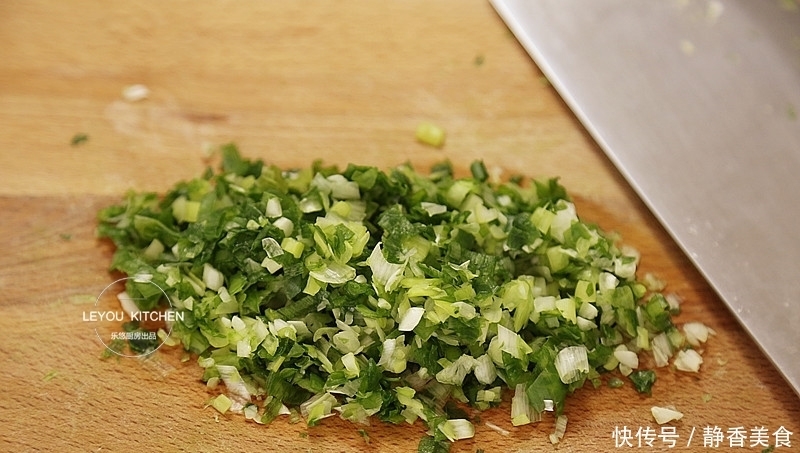 找对方法,即使用冷水和面,烙好的葱油饼,照样外酥里软