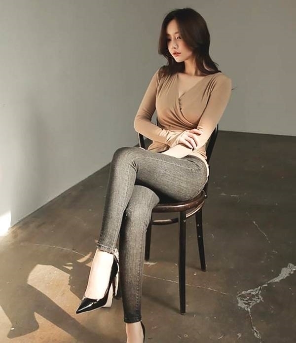 高跟鞋|穿着深灰破洞牛仔裤,做一个对美醒目的女人