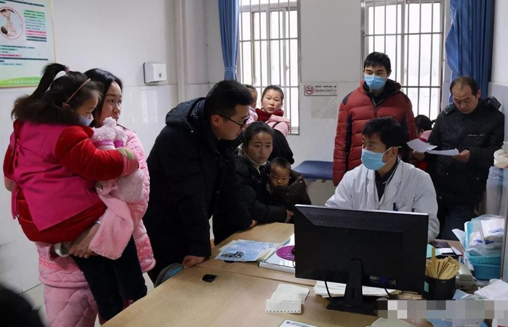 宝妈|儿子高烧医院排队800多号,宝妈崩溃投诉,医生:自“作”自受