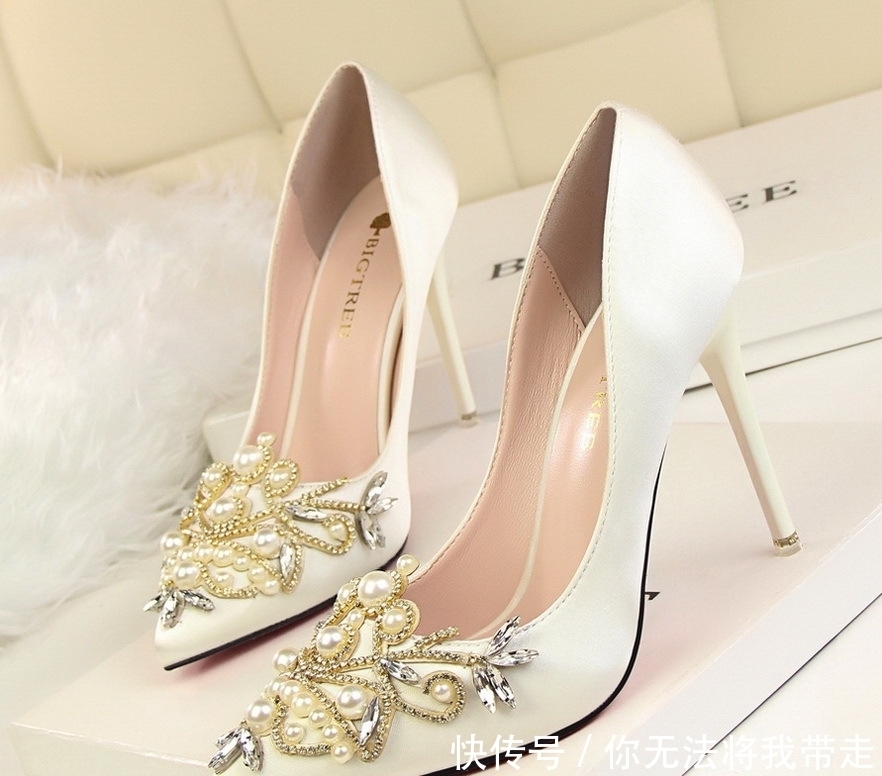 短靴女鞋|大年初一,小红穿这“欧式”高跟鞋,袅袅婷婷,一下子就把我迷倒