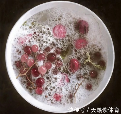 樱桃#天才画家蔡杰,画4颗樱桃卖了19万,放大5倍后,网友:令人流口水