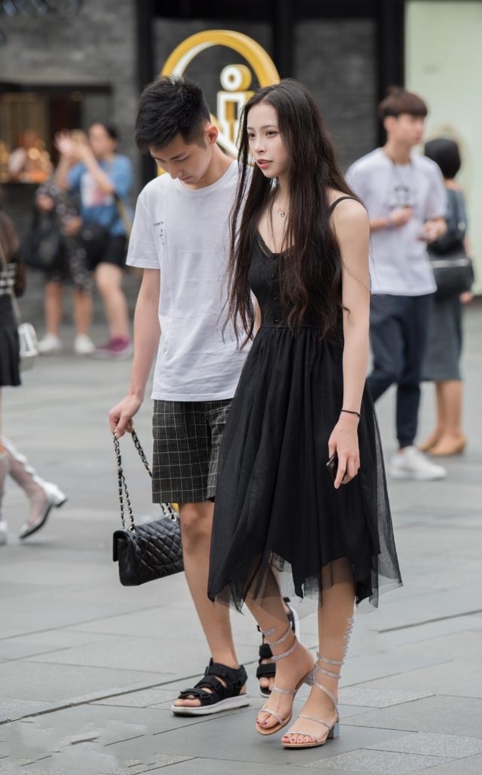 街拍,牛仔热裤搭配印花开衫,清清爽爽的,女人味十足