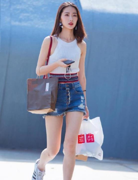 气质|街拍:身材高挑的美女,米黄色上衣配橘红色休闲裤,气质十足