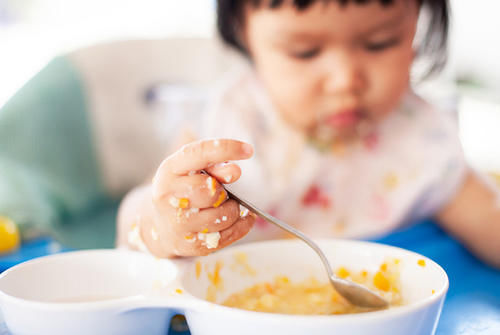 特征|当宝宝出现这4个特征时,说明积食了,父母可以试试这样改善