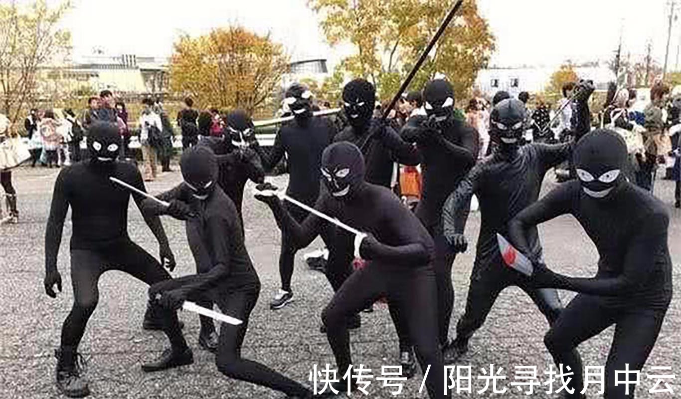 cos|在漫展上如何吸引眼球,还原不是唯一途径,沙雕COS分分钟成焦点