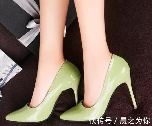 尖头高跟鞋 细致的尖头高跟鞋配上丝袜,流露出迷人的气质,好看得体又经典!