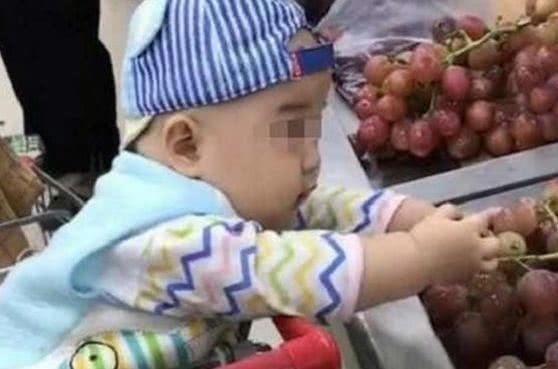 超市|男孩在超市捏葡萄玩,妈妈说了一句话,售货员不敢阻止了