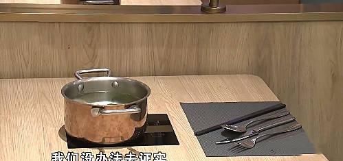  磕牙|女子吃扇贝咬断牙齿要求赔偿，店家：有磕牙动作但无法证实