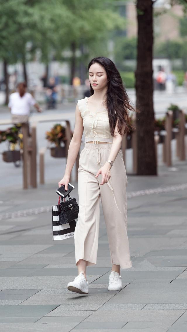 街拍:小姐姐皮肤白皙,身穿牛仔装,爽朗帅气