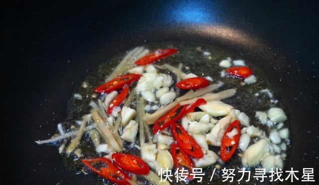 搭配|夏季必备的辣炒花蛤，香辣开胃，搭配一杯冰啤酒，生活美滋滋！