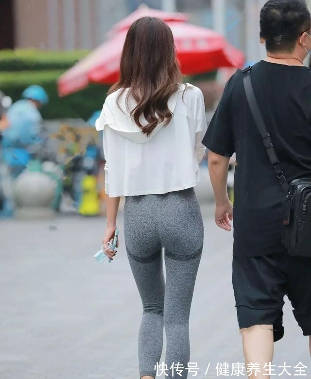 运动鞋 黑色复古运动鞋搭配灰色新潮短裤,比较温婉的样子,温柔的感觉!