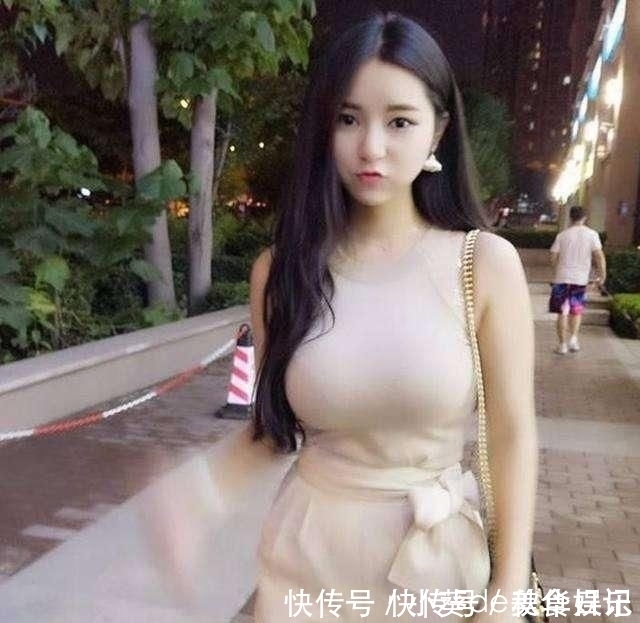 街拍小姐姐穿着紧身运动裤,清纯活泼的气息,尽显运动美感