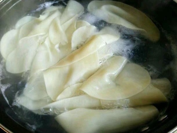 饺子皮做的这道美食,比饺子还好吃,再也不用担心剩饺子皮了