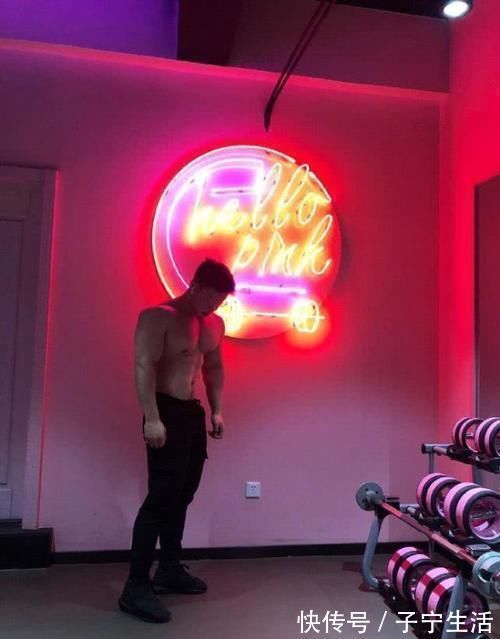 冠军|腹肌练成搓衣板,靠实力撸铁的95后,赢得大学生赛健体全场冠军