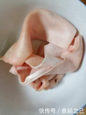 东北名菜—肉皮冻,调制醋蒜汁一口一个,老少皆宜