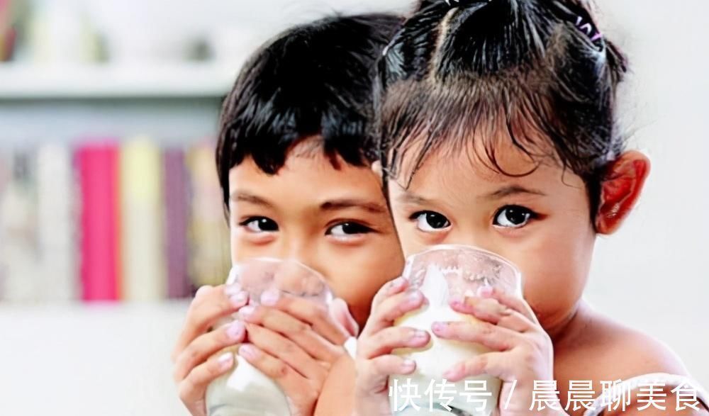丽丽|喝牛奶长大的孩子,和吃钙片长大的孩子有什么区别?