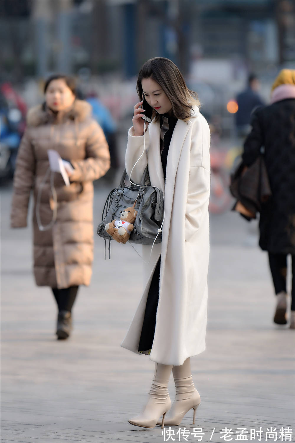 冬季 灰色丝绒尖头细跟短靴,搭配灰色大衣,简约的冬季穿搭