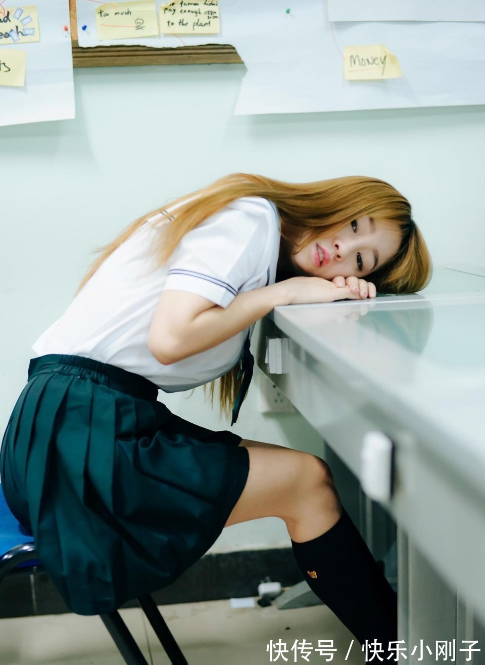 小姐姐|小姐姐身穿白色衬衫,搭配一条荷叶裙,满满的学院风格