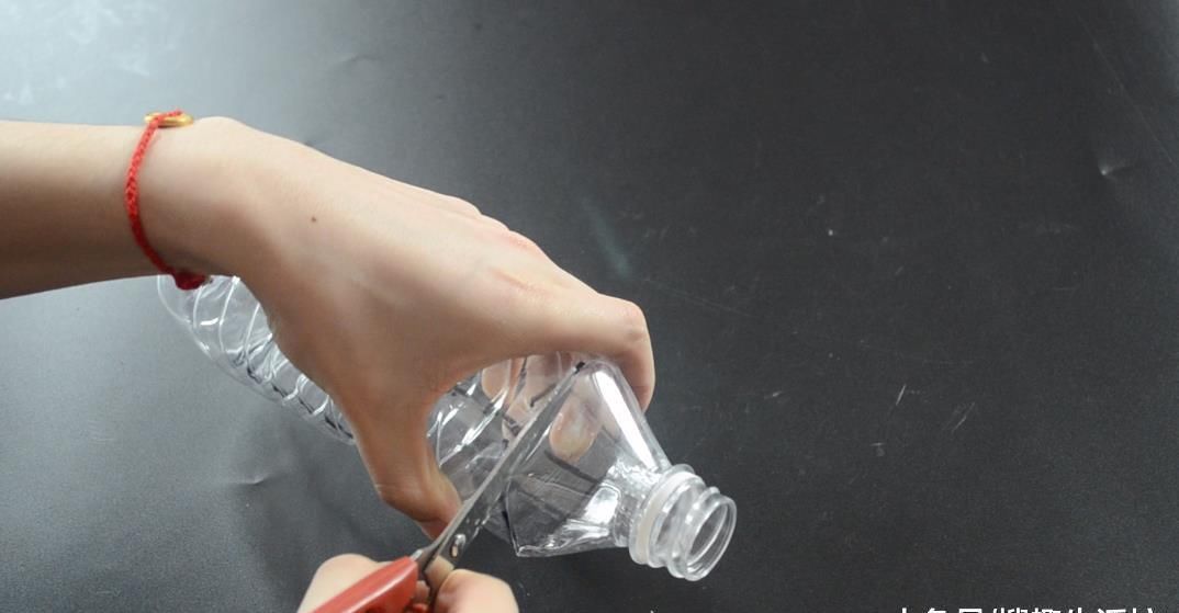 用处|喝完的塑料瓶不要扔, 剪几刀, 放在家里有大用处, 人人见了都夸好