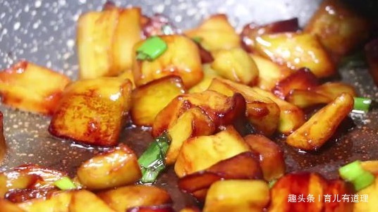 特别下饭的一道家常菜,色香味俱全,好吃不油腻,上桌就光盘