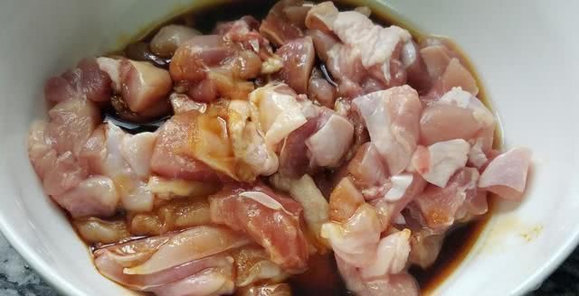 花甲炒鸡肉,好吃又下饭的一道家常菜,做法简单,我家常做