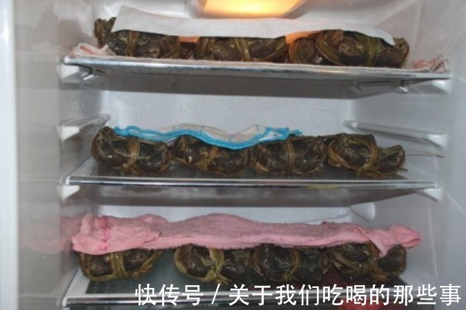 冷藏|螃蟹吃不完，最忌直接冷藏，学会2个小妙招，放1周还鲜活，不掉肉