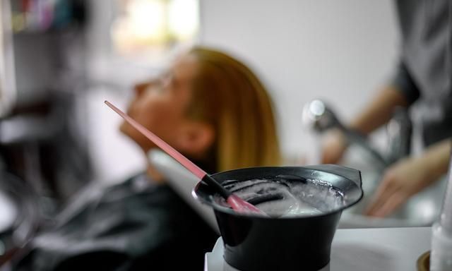 染头前能不能洗头发?托尼老师的说法,洗不洗都可以,不影响颜色