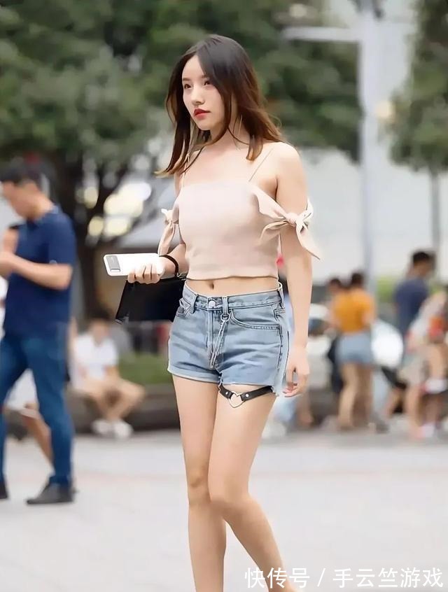 小姐姐 吊带上衣搭配牛仔短裤,这样搭个性又不失雅致,轻松穿出自信美!