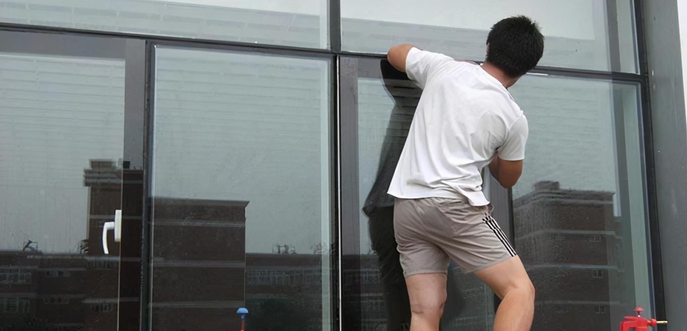 窗户|越来越多人装修不挂窗帘了,老师傅说出其中真相,后悔知道太晚了