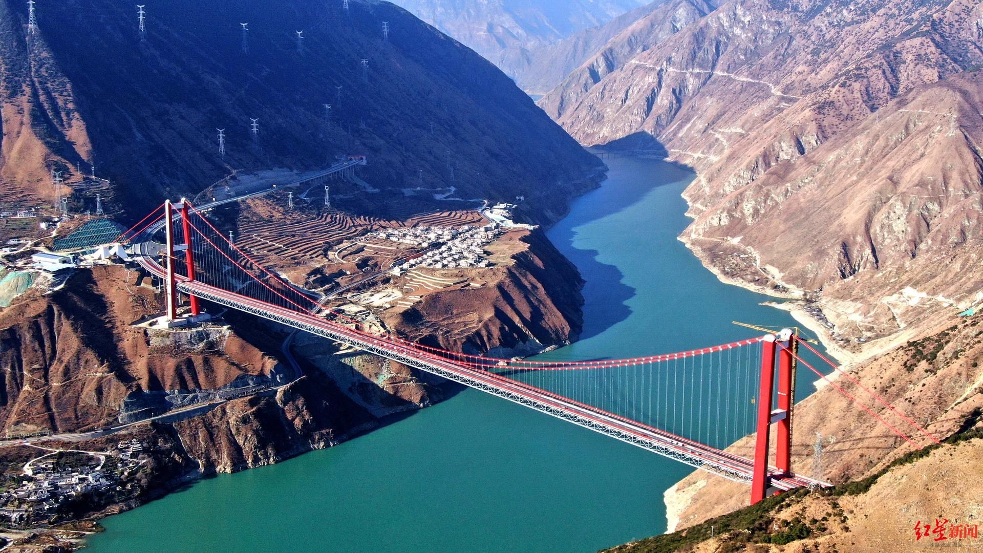 折多山 沿着高速看中国丨“雪雕交警”：千里川藏线是千万奋斗者的追梦路，鼓舞我们向前