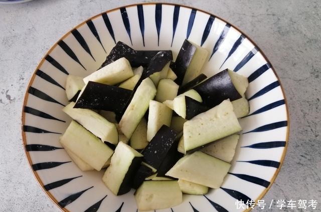 炒茄子时,多加1步,茄子不吃油不发黑,怎么炒都好吃