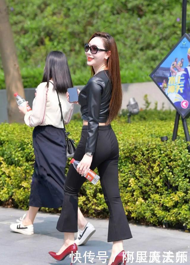 美女|过了40岁的女人，多尝试“喇叭裤”，这么穿时髦又显瘦