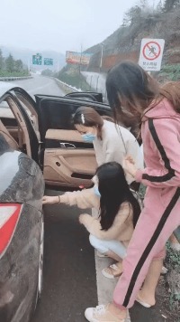 |搞笑GIF:哥们有你这样坐席的吗,你考虑过别人的感受吗