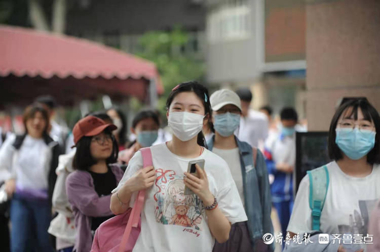 尹明亮|济南一中考点外，考生高举胜利的拳头走出考场