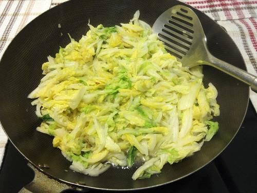 白白菜|1颗白菜做2道菜，酸辣菜梗，清炒菜叶，不同味道总有一款适合你