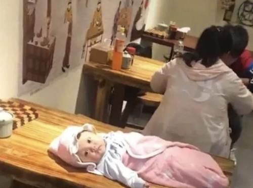 礼仪|夫妻俩餐馆吃饭,路人拍照传到网上,网友:孩子是意外