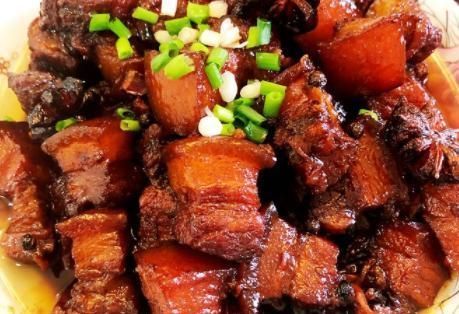 做红烧肉时,用冰糖还是白砂糖?学会1招技巧,红烧肉红亮且不苦