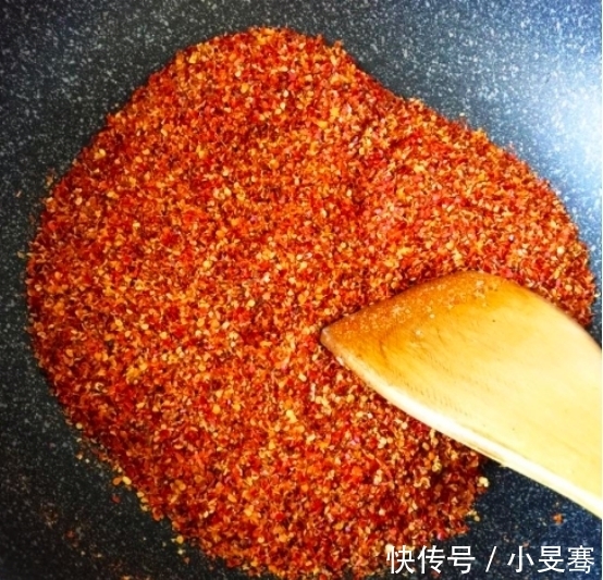 炸辣椒油，直接淋入热油是不对的！多加一步，辣椒油香辣红亮