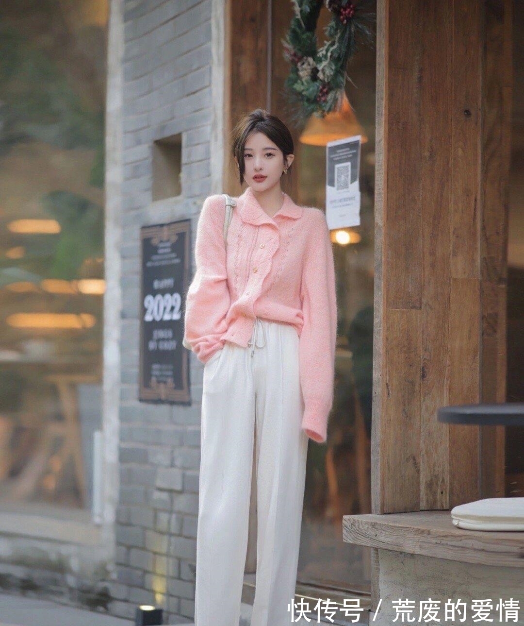 姐妹 冬天就适合穿“粉色毛衣”,保暖温柔又有格调,清新减龄又显气质