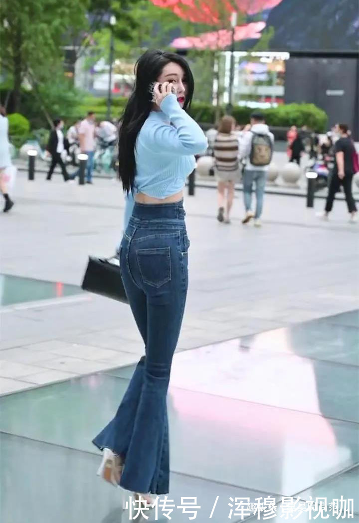 小姐姐 浅蓝色挂脖短衫搭配高腰牛仔裤,气质女孩的减龄穿搭,时尚有气质