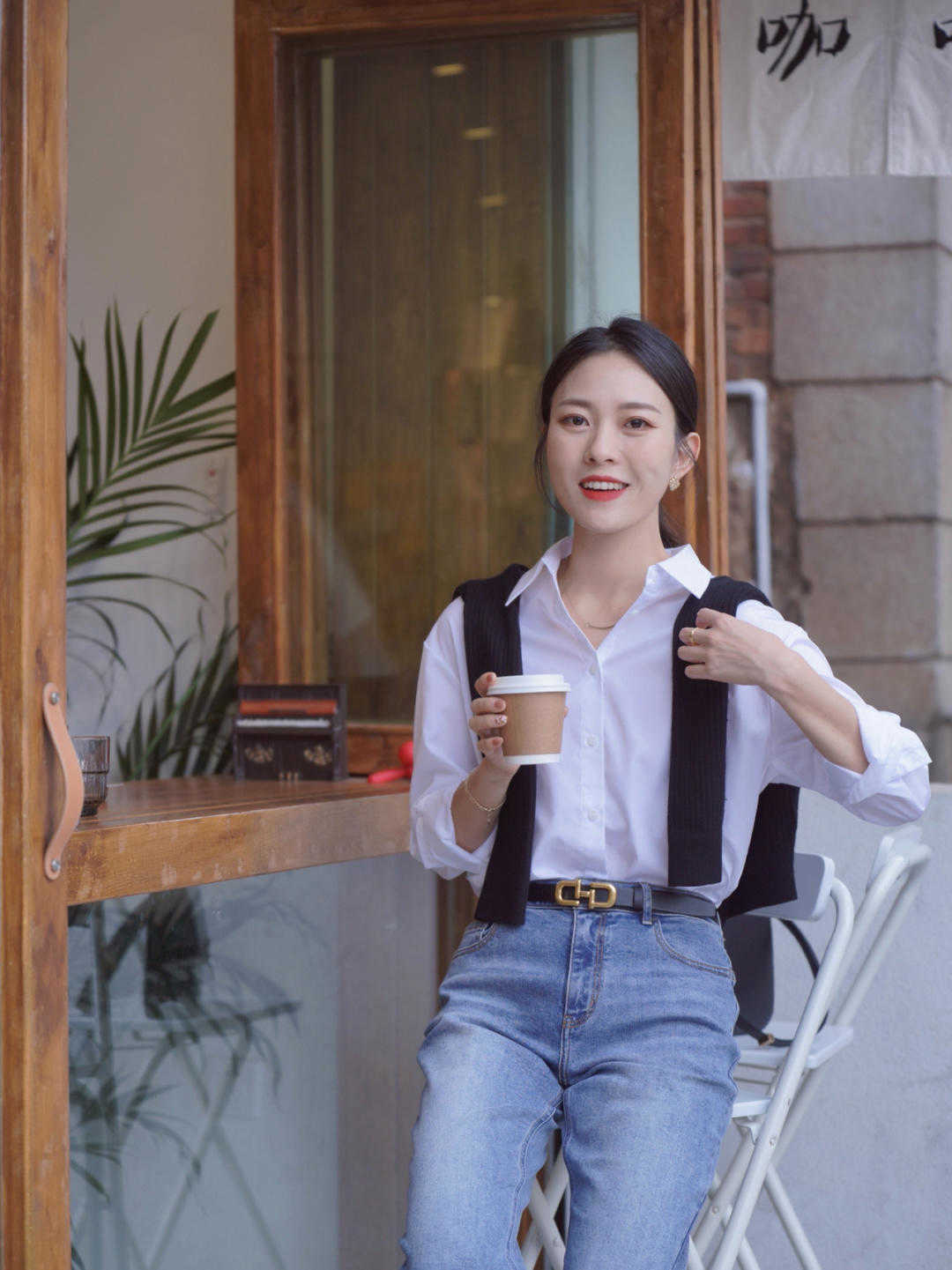 时尚博主|经典大气的初秋穿搭示范,衬衫搭配牛仔裤干练简约,洒脱时髦