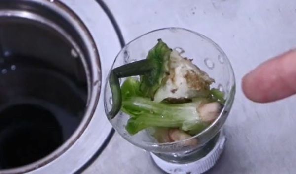 矿泉水瓶上扎几个小孔,放在厨房太厉害了,全家人都夸好!