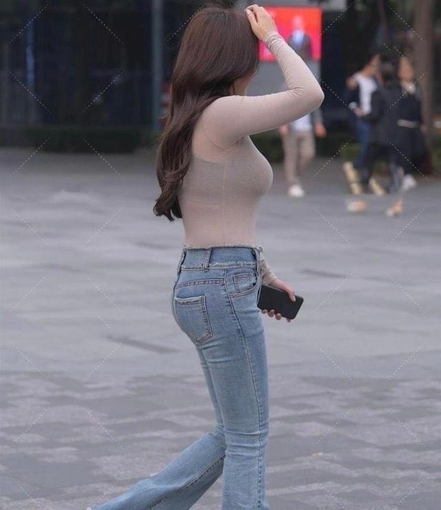 减龄 紧身的灰色上衣,搭配牛仔喇叭裤,修身又时髦,减龄又显优美曲线