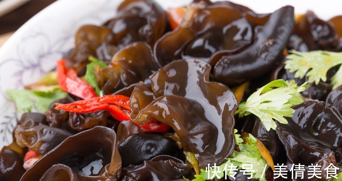 大厨|泡木耳，10个人9个错，大厨教你此1招，木耳泡发得又快又干净